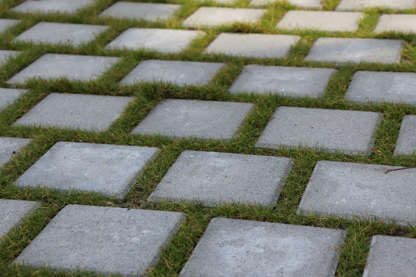 BEISPIEL-FOTO: graues Betonpflaster mit Rasenfugen